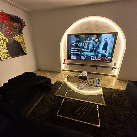 Modern 1-Bedroom Apartment In Zamalek Visits Allowed 카이로 외부 사진