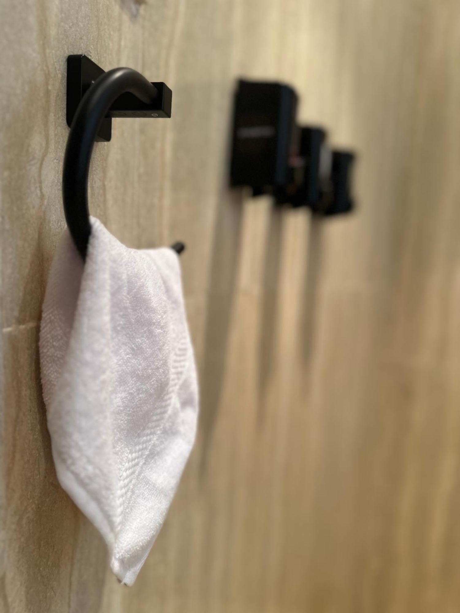 Modern 1-Bedroom Apartment In Zamalek Visits Allowed 카이로 외부 사진