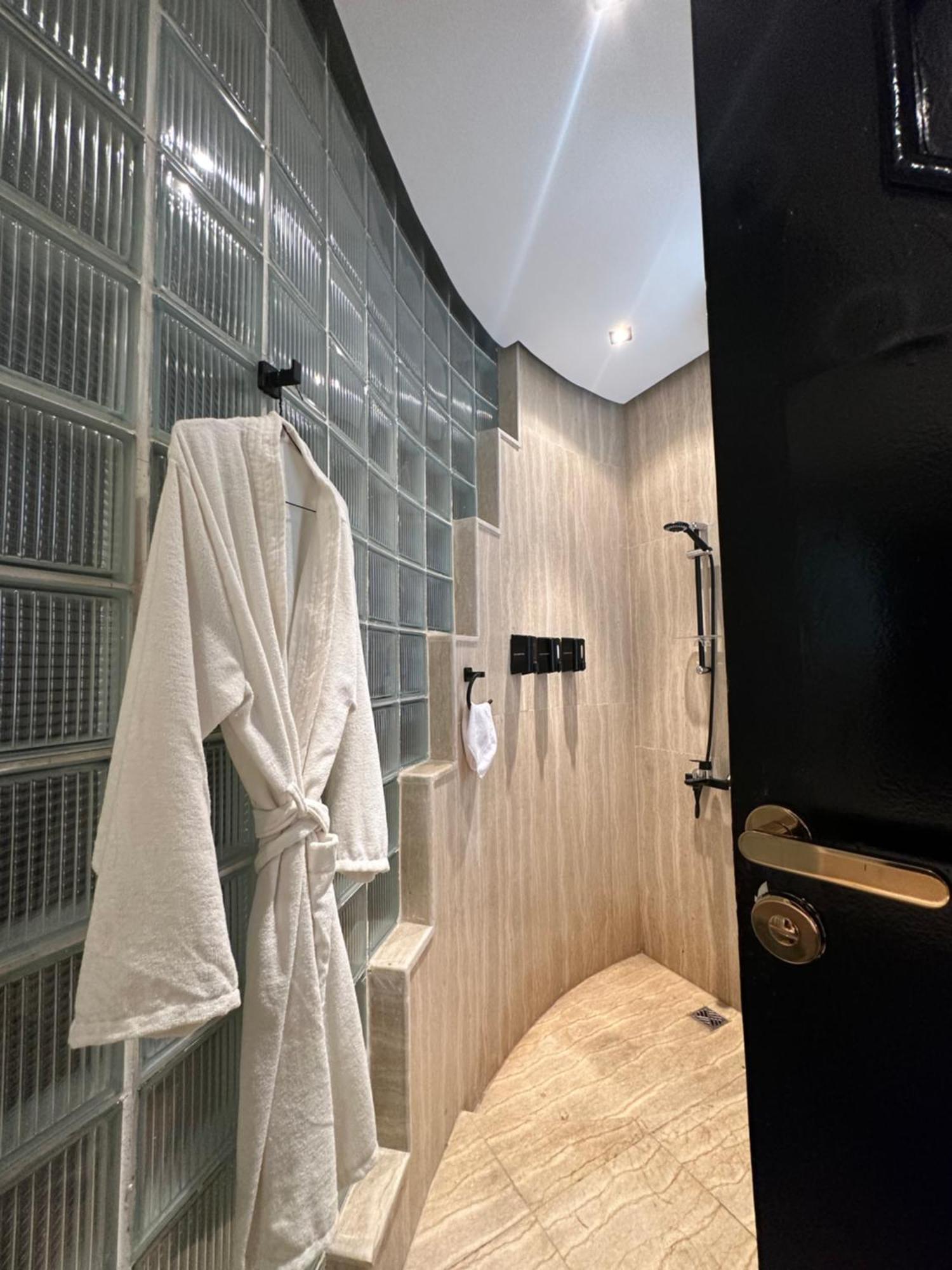 Modern 1-Bedroom Apartment In Zamalek Visits Allowed 카이로 외부 사진