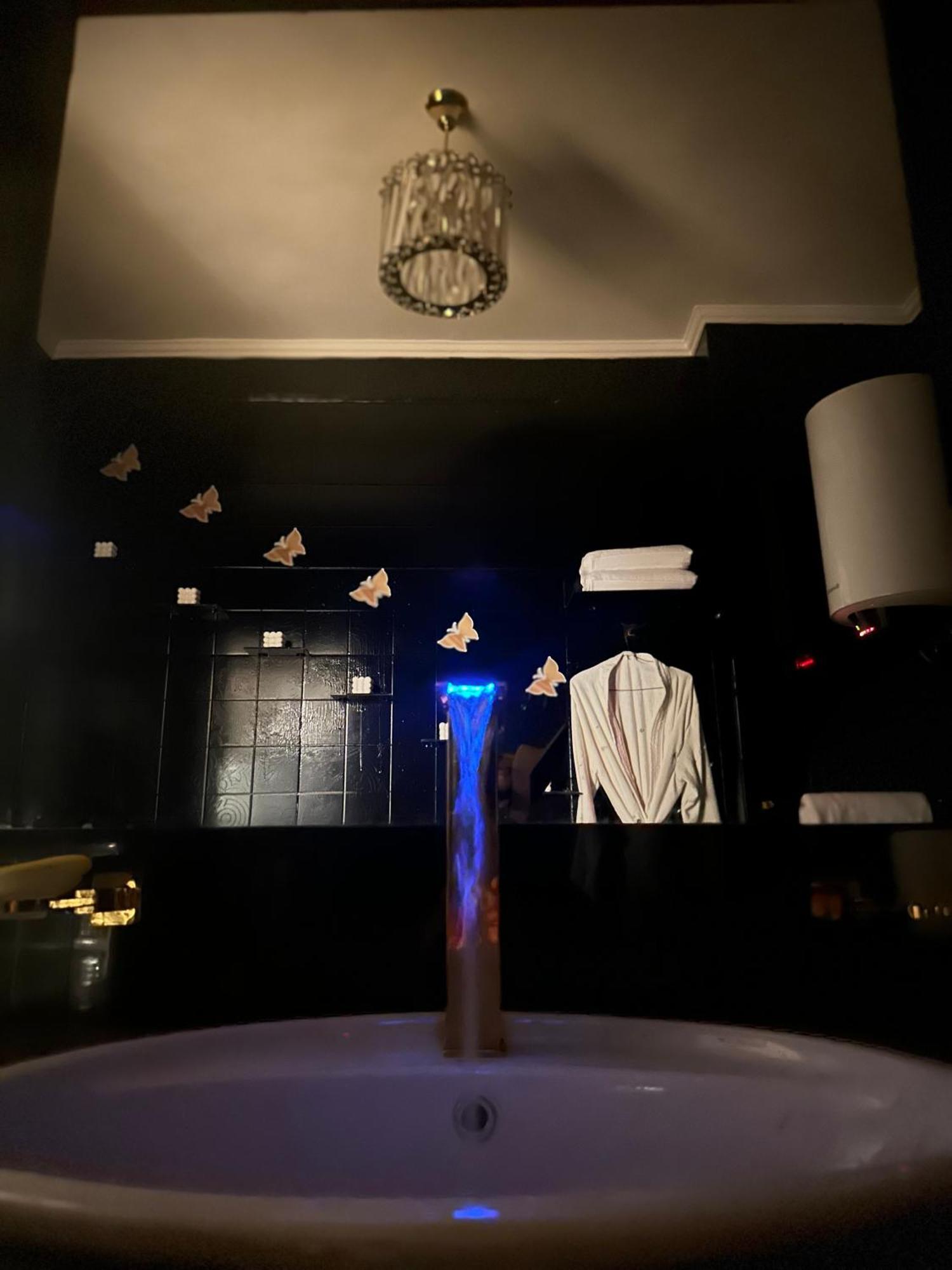 Modern 1-Bedroom Apartment In Zamalek Visits Allowed 카이로 외부 사진