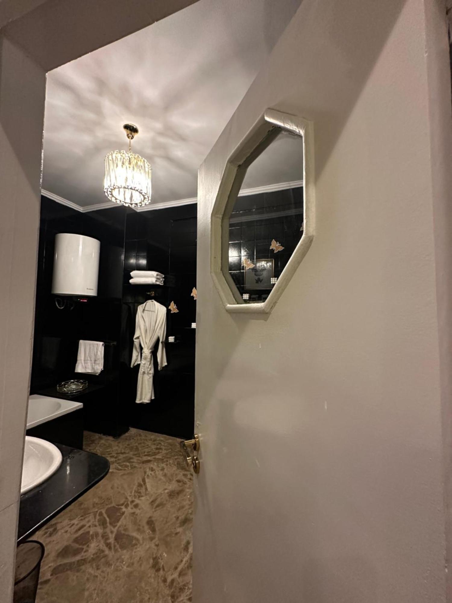 Modern 1-Bedroom Apartment In Zamalek Visits Allowed 카이로 외부 사진